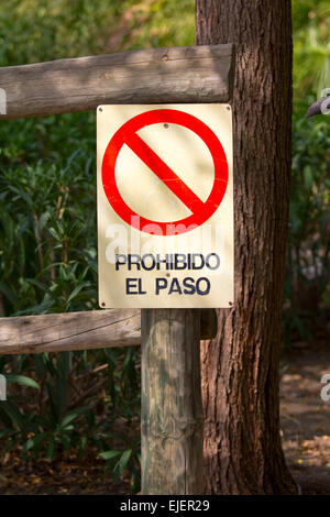 Verbot unterzeichnen in spanischer Sprache auf einem hölzernen Pfosten auf dem Lande. Prohibido El Paso, verbotene pass Stockfoto