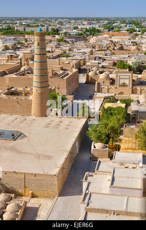 Malerische Luftaufnahme der Straßen in der Altstadt in Chiwa, Usbekistan mit großen Moschee Stockfoto