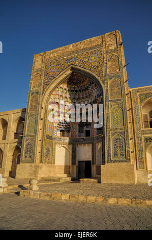 Malerische Aussicht auf die Abdulaziz Khan Madrassah (Holz schnitzen Kunstmuseum) in der untergehenden Sonne Stockfoto