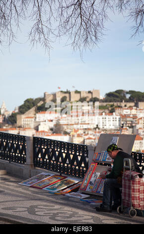 Jardim de São Pedro de Alcântara mit Street-Artist im Bairro Alto in Lissabon - Portugal Stockfoto