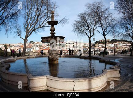 Brunnen in Jardim de São Pedro de Alcântara im Bairro Alto in Lissabon - Portugal Stockfoto