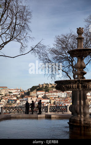 Brunnen in Jardim de São Pedro de Alcântara im Bairro Alto in Lissabon - Portugal Stockfoto