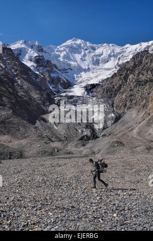 Wanderer zu Fuß über malerische Engilchek Gletscher mit malerischen Tian Shan-Gebirge in Kirgisistan Stockfoto