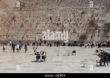 Orthodoxe jüdische Menschen beten an der westlichen Wand. Die Westwand ist eine freiliegende Abschnitt der alten Mauer befindet sich auf der westlichen fla Stockfoto