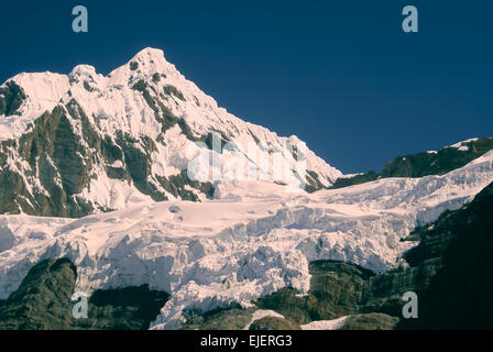 Majestätische Gipfel schneebedeckt in den peruanischen Anden, Cordillera Blanca Stockfoto