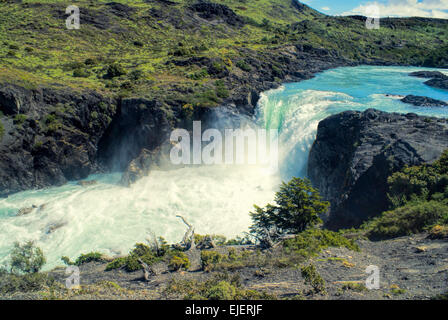 Wasserfall im Torres del Paine in Süd amerikanischen Anden Stockfoto