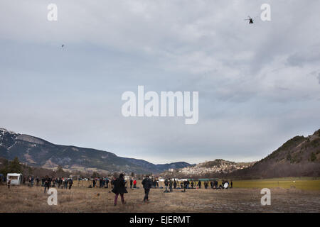 Seyne Les Alpes, Departement Alpes-de-Haute-Provence, Frankreich 25. März 2015. Journalisten stehen im Feld wo Suche Hubschrauber abfliegen. Germanwings Flug Flug 4U 9525 stürzte gestern Morgen in den Alpen unweit von Seyne Les Alpes in Südfrankreich tötete alle 150 Menschen an Bord am 24. März. Foto: Alessandro Vecchi/Dpa/Alamy Live News Stockfoto