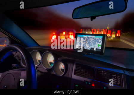 Innen Auto nachts auf der Autobahn mit GPS auf dem Dashboard Stockfoto