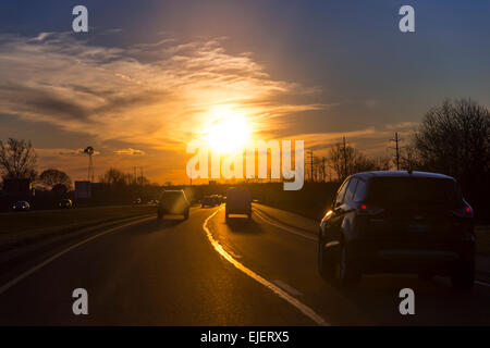 Autobahn-Verkehr bei Sonnenuntergang Stockfoto