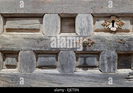 Nahaufnahme von einer alten Holztür in Pastrana, Castilla La Mancha, Spanien Stockfoto