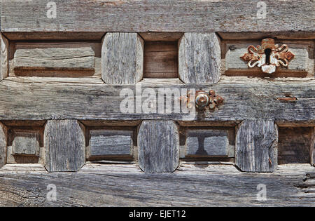 Nahaufnahme von einer alten Holztür in Pastrana, Castilla La Mancha, Spanien Stockfoto