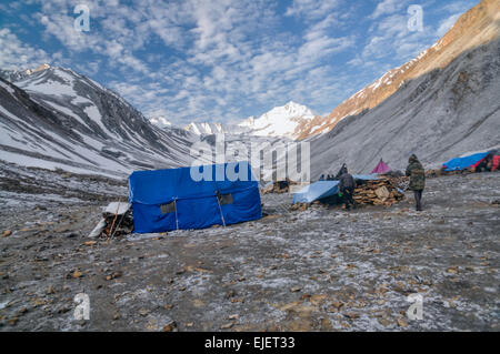 Hoch gelegenen Basislager im Himalaya-Gebirge in Nepal Stockfoto