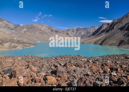 Malerischer See in felsigen Tal im Pamirgebirge in Tadschikistan Stockfoto