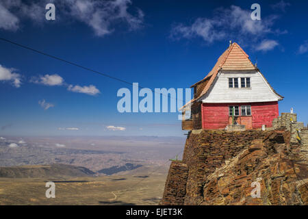 Holzhütte am Rande der Klippe am Berg Chacaltaya in Süd amerikanischen Anden Stockfoto