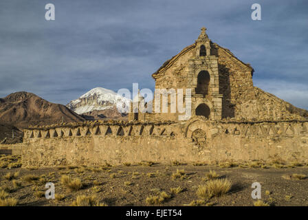 Nevado Sajama, höchste Berg in Bolivien Behing einer alten Kirche in Sajama Nationalpark Stockfoto