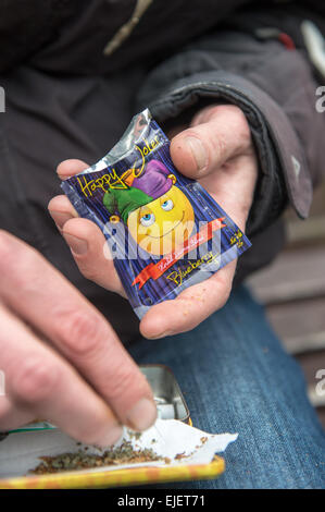 Ein Mann, der einen Joint mit Happy Joker, Legal High Stockfoto
