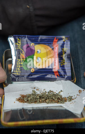 Ein Mann, der einen Joint mit Happy Joker, Legal High Stockfoto