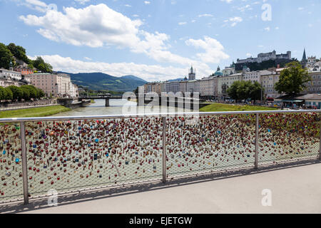 Liebe Schlösser Vorhängeschlösser Zeichen der Liebe am Makartsteg Brücke über die Salzach Fluss Salzburg Österreich Stockfoto