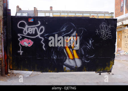 Sin City glamouröse Frau Graffiti auf Tor in Shoreditch, East London, England Stockfoto