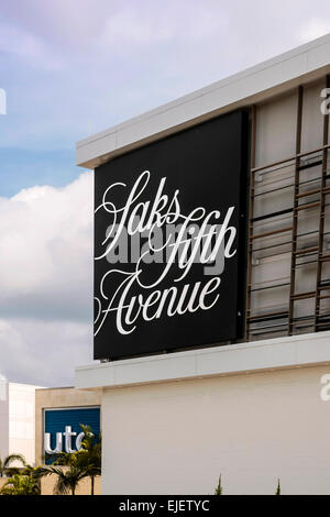 Saks Fifth Avenue Kaufhaus Schild an der neuen Universität Town Center Mall befindet sich im University Parkway in Sarasota FL Stockfoto