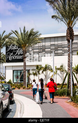 Saks Fifth Avenue Kaufhaus Schild an der neuen Universität Town Center Mall befindet sich am University Parkway in Sarasota FL Stockfoto