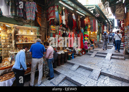 Typische alte Markt bunte Souvenir-Shop in der Altstadt von Jerusalem, von Jaffa-Tor. Stockfoto