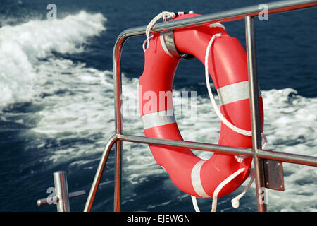 Roten Rettungsring hängen am Geländer des Rettungsboot, Jahrgang getönten Foto mit alten Stil Filterwirkung Stockfoto