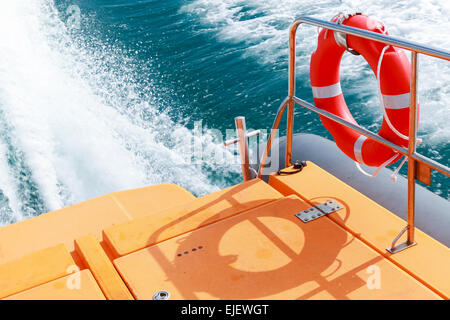 Roten Rettungsring hängen Stahl Geländer Sicherheit Rettungsboot Stockfoto