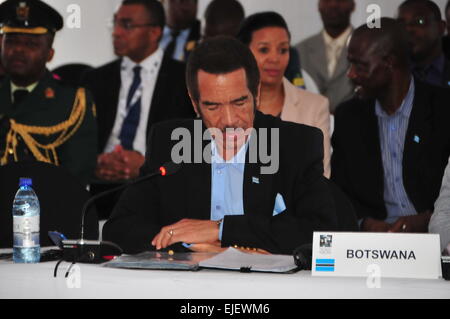 (150325)--KASANE, 25 März, 2015(Xinhua)--Botswanas Präsident Seretse Khama Ian Khama befasst sich der Kasane-Konferenz über den illegalen Handel mit Wildtieren in Botswanas nordöstlichen Stadt von Kasane am 25. März 2015. Delegationen aus 35 Ländern und rund 20 internationalen Organisationen besuchte die eintägige Kasane Konferenz Mittwoch in Kasane mit dem Ziel angegebenen Verpflichtungen zur Beseitigung des Marktes für illegale Tier-und Pflanzenwelt, wirksame Abschreckung zu gewährleisten und Strafverfolgung und wirtschaftliche Entwicklung stärken.   (Xinhua/Lu Tianran) (Azp) Stockfoto