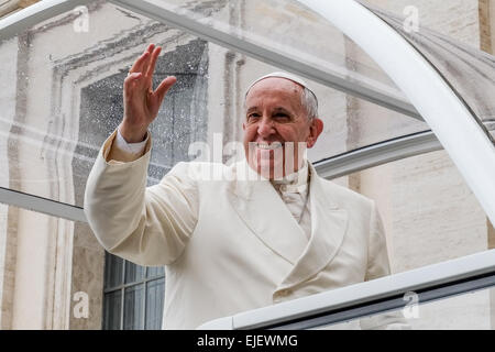 Vatikan-Stadt. 25. März 2015. Obwohl das schlechte Wetter mehr als 13,000 Pilger in Sankt Peter Platz für die Generalaudienz des Papstes Francis Credit kam: wirklich Easy Star/Alamy Live News Stockfoto