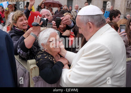 Vatikan-Stadt. 25. März 2015. Obwohl das schlechte Wetter mehr als 13,000 Pilger in Sankt Peter Platz für die Generalaudienz des Papstes Francis Credit kam: wirklich Easy Star/Alamy Live News Stockfoto