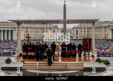 Vatikan-Stadt. 25. März 2015. Obwohl das schlechte Wetter mehr als 13,000 Pilger in Sankt Peter Platz für die Generalaudienz des Papstes Francis Credit kam: wirklich Easy Star/Alamy Live News Stockfoto