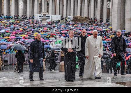 Vatikan-Stadt. 25. März 2015. Obwohl das schlechte Wetter mehr als 13,000 Pilger in Sankt Peter Platz für die Generalaudienz des Papstes Francis Credit kam: wirklich Easy Star/Alamy Live News Stockfoto