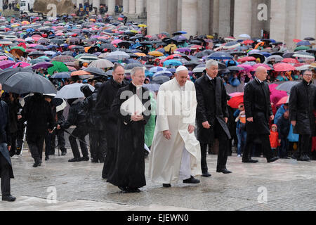 Vatikan-Stadt. 25. März 2015. Obwohl das schlechte Wetter mehr als 13,000 Pilger in Sankt Peter Platz für die Generalaudienz des Papstes Francis Credit kam: wirklich Easy Star/Alamy Live News Stockfoto