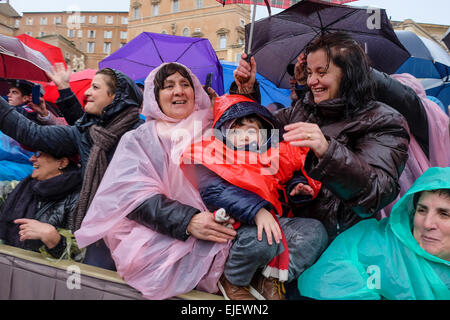 Vatikan-Stadt. 25. März 2015. Obwohl das schlechte Wetter mehr als 13,000 Pilger in Sankt Peter Platz für die Generalaudienz des Papstes Francis Credit kam: wirklich Easy Star/Alamy Live News Stockfoto