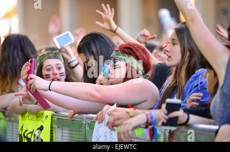 BARCELONA - 23 Mai: Mädchen aus dem Publikum vor der Bühne anfeuern ihrer Idole beim Primavera Pop Festival. Stockfoto