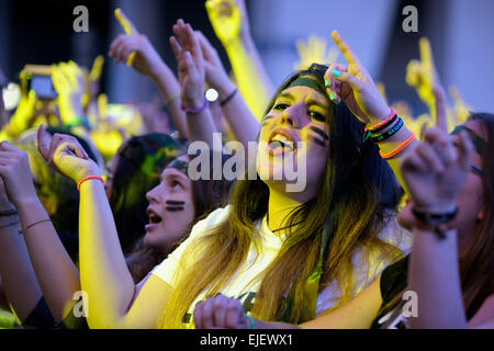 BARCELONA - 23 Mai: Mädchen aus dem Publikum vor der Bühne anfeuern ihrer Idole beim Primavera Pop Festival. Stockfoto