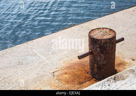 Alte rostige Anlegestelle Poller auf Betonpfeiler, Schwarzmeer-Küste Stockfoto