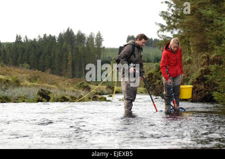 Westcounty Flüsse Vertrauen Electro Angeln am East Dart River an Bellever Brücke, Brücke Dartmoor National Park Devon Englan Stockfoto