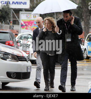 Verona, Italien. 25. März 2015. Giorgia Meloni (C) Führer der Partei Fratelli d ' Italia kommen bei der Exposition von Vinitaly in Verona unter dem Regen am 25. März 2015 Credit: Andrea Spinelli/Alamy Live News Stockfoto