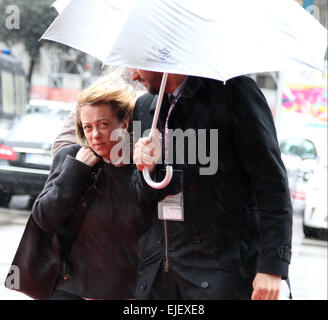 Verona, Italien. 25. März 2015. Giorgia Meloni (L) Führer der Partei Fratelli d ' Italia kommen bei der Exposition von Vinitaly in Verona unter dem Regen und schlechtem Wetter am 25. März 2015 Credit: Andrea Spinelli/Alamy Live News Stockfoto