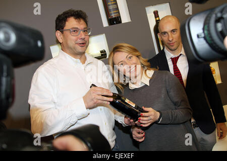 Verona, Italien. 25. März 2015. Kredit-Giorgia Meloni (C)-Führer der Partei Fratelli d ' Italia mit einer Flasche Wein am 25. März 2015: Andrea Spinelli/Alamy Live News Stockfoto