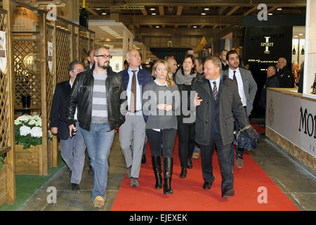 Verona, Italien. 25. März 2015. Giorgia Meloni (C) Führer der Partei Fratelli d ' Italia angekommen Vinitaly und Besuch vieler Stand am 25. März 2015 Credit: Andrea Spinelli/Alamy Live News Stockfoto