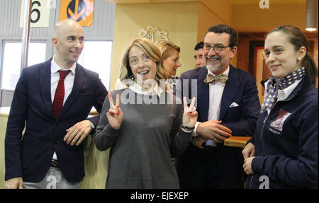 Verona, Italien. 25. März 2015. Kredit-Giorgia Meloni (C) Führer der Partei Fratelli d ' Italia glücklich während eines Besuchs bei Vinitaly am 25. März 2015: Andrea Spinelli/Alamy Live News Stockfoto