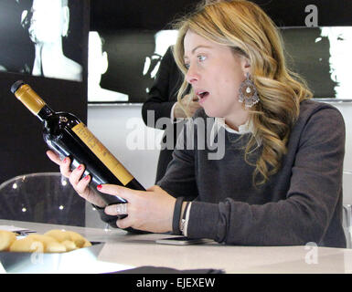 Verona, Italien. 25. März 2015. Kredit-Giorgia Meloni mit einer Flasche Wein am 25. März 2015: Andrea Spinelli/Alamy Live News Stockfoto