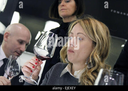 Verona, Italien. 25. März 2015. Kredit-Giorgia Meloni (C) Führer der Partei Fratelli d ' Italia Geschmack ein Glas Rotwein am 25. März 2015: Andrea Spinelli/Alamy Live News Stockfoto