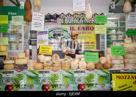 Marche, Fermo, Marche Tipicità, typische 2015, Imbiss-Stand mit Milchprodukten Büffelmilch. Stockfoto