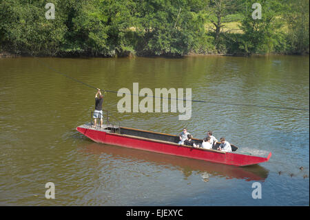 Hand gezogen Fluss Fähre von Olde Ferrie Inn, obere Fähre bei Symonds Yat, Hereforshire England UK. Stockfoto