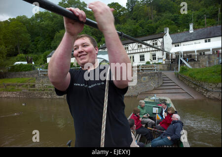 Die untere Hand Fähre aus dem Saracens Head bei Symonds Yat, Hereforshire England UK gezogen. Stockfoto