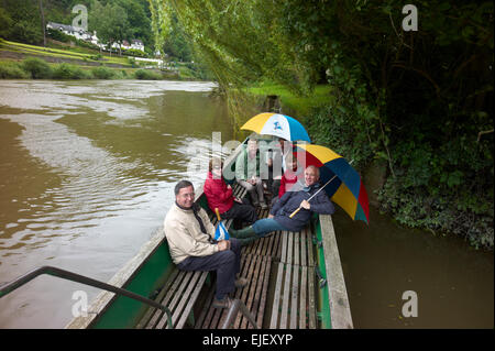 Die untere Hand Fähre aus dem Saracens Head bei Symonds Yat, Hereforshire England UK gezogen. Stockfoto